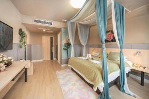 une chambre avec un lit à baldaquin dans l'établissement Jinjiang Inn Suqian Xiangwang Hometown Xingfu South Road, à Suqian 250 autres photos