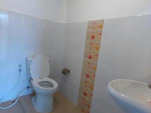 un bagno con un water bianco e un lavandino di White Rock Resort Pakchong a Mu Si