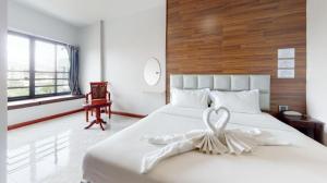 1 dormitorio con cama blanca con arco en CHANTHABURI CENTER, en Chanthaburi 108 fotos más