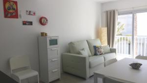 A seating area at Elegant apartment next to the sea!
