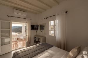 Postel nebo postele na pokoji v ubytování Cova Mykonos Suites + 37 fotografií