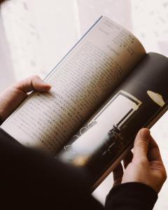 東京にあるThe Apartment Hotel 恵比寿1の本を手に持つ者 +2枚の写真