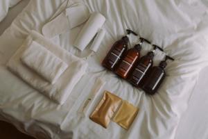 東京にあるThe Apartment Hotel 恵比寿1のベッド1台(タオル2枚、石鹸2本付)