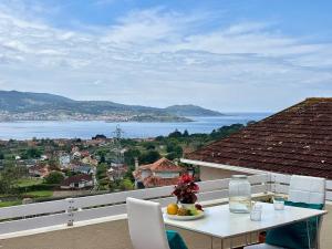 una mesa con una bandeja de fruta en la parte superior de un balcón en Holibai Laranxeira, Escapada a Casita de campo en Nigrán, Galicia, en Nigrán