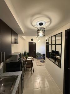 une cuisine avec un évier et une table avec des chaises dans l'établissement NFr, à Manille