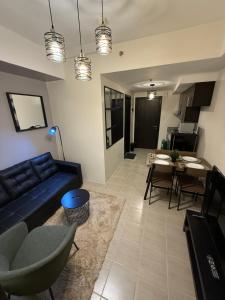 un salon avec un canapé bleu et une salle à manger dans l'établissement NFr, à Manille