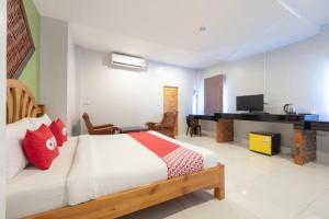 Postel nebo postele na pokoji v ubytování OYO 75343 P TWO P Resort