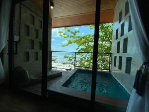 Piscina de la sau aproape de Koh Mook De Tara Beach Resort