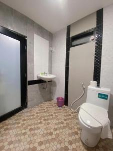 Koupelna v ubytování The Coco Grand Chalet Pakbara + 82 fotografií