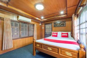 a bedroom with a bed on a boat at OYO 1128 Ban Suan Meesakul Resort in Ban Nong Chap Tao