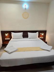 Ένα ή περισσότερα κρεβάτια σε δωμάτιο στο Hotel Itagi Square Vijapura