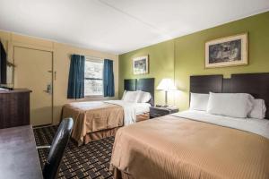 Postel nebo postele na pokoji v ubytování Rodeway Inn + 37 fotografií