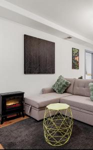 sala de estar con sofá y chimenea en Modern 1BR 1Bath with Living Area near SFSU, en San Francisco