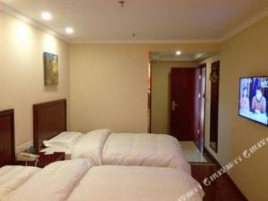 Voodi või voodid majutusasutuse GreenTree Inn LiaoCheng LinQing HaiShan Building Express Hotel toas