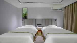 Voodi või voodid majutusasutuse GreenTree Inn LiaoCheng LinQing HaiShan Building Express Hotel toas