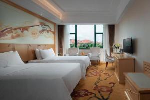 Postel nebo postele na pokoji v ubytování Vienna Classic Hotel Zhangzhou Longchi Center
