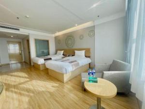 Un pat sau paturi într-o cameră la GreenTree Inn Urumqi Airport Tianyi International City