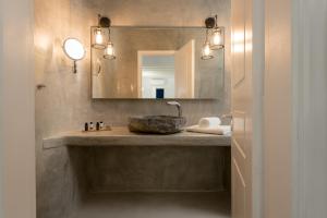 Koupelna v ubytování Cova Mykonos Suites