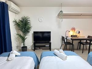 Ένα ή περισσότερα κρεβάτια σε δωμάτιο στο Home in Kyoto kiyomizu, city walk 5 minutes Kiyomizu Temple, washmachine, kitchen, TV in room&bathroom