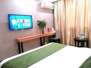 Postel nebo postele na pokoji v ubytování GreenTree Inn Yixing Zhangzhu Express Hotel