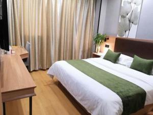 Postel nebo postele na pokoji v ubytování GreenTree Inn Yixing Zhangzhu Express Hotel