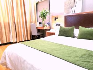 Postel nebo postele na pokoji v ubytování GreenTree Inn Yixing Zhangzhu Express Hotel