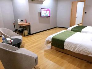 Postel nebo postele na pokoji v ubytování GreenTree Inn Yixing Zhangzhu Express Hotel