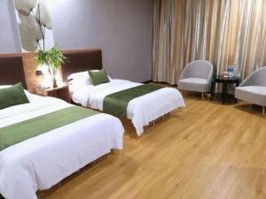 Postel nebo postele na pokoji v ubytování GreenTree Inn Yixing Zhangzhu Express Hotel