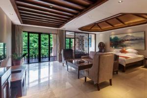 Giường trong phòng chung tại Grand Metro Park Bay Hotel +271 ảnh