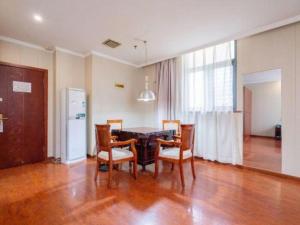une salle à manger avec une table et des chaises dans l'établissement GreenTree Inn Wuxi Changjiang North Road Jincheng Road Express Hotel, à Fangqian