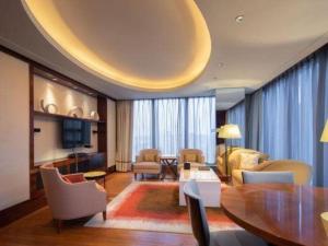a living room with a couch and a table at Han Yue Lou Hotel Nanjing in Nanjing