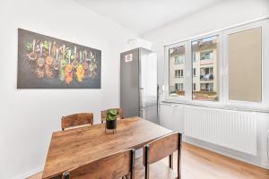 プフォルツハイムにあるPF02 großes Apartment Innenstadt - NEU Monteurunterkünfte in Pforzheim - LS CrewComfort auch für weitere Unterkünfteのダイニングルーム(木製テーブル、窓付) +8枚の写真