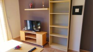Telewizja i/lub zestaw kina domowego w obiekcie Apartamentos Sotavento - Playa La Tejita - El Médano