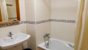 Łazienka w obiekcie Apartamentos Sotavento - Playa La Tejita - El Médano