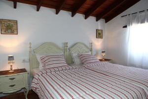 sypialnia z dużym łóżkiem z kołdrą w paski w obiekcie Casitas La Montañita w mieście El Paso +37 zdjęć