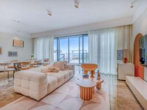 a living room with a white couch and a table at Island Skylight Resort in Huidong