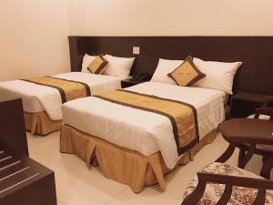 2 letti in camera con gonne di LUCKY STAR HOTEL a Buôn Ma Thuột