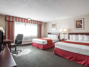 een hotelkamer met twee bedden en een bureau bij Quality Inn Olympia Near State Capital in Olympia +33 foto's