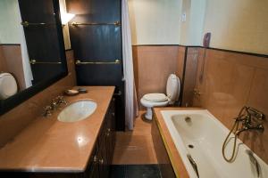 Ванна кімната в DL-Hospitality@Adrianou 7