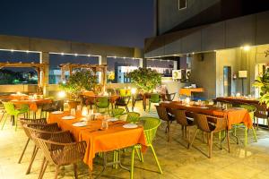 Un restaurante o sitio para comer en Treebo Premium Grand Emerald