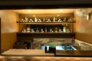 Lounge atau bar di Treebo Tryst Grand Emerald