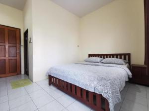 Un pat sau paturi într-o cameră la Deejai hotel +93 fotografii
