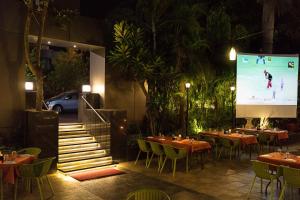 Animación nocturna para los clientes de Treebo Premium Grand Emerald