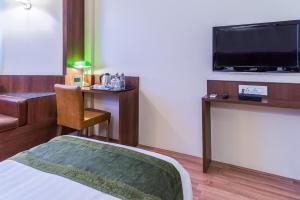 Una televisión o centro de entretenimiento en Treebo Premium Grand Emerald