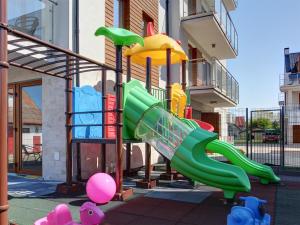 Plac zabaw dla dzieci w obiekcie Marina Jastarnia Apartamenty w budynku z Basenem