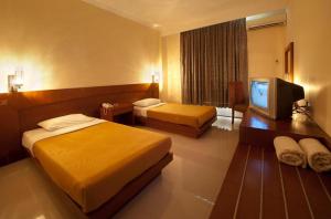 Postel nebo postele na pokoji v ubytování Hotel Bintang + 61 fotografií