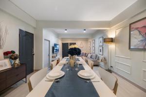 Un comedor con una mesa larga y sillas. en 4BR house MRT subway 250m Chatujak Market wi-fi, en Bangkok