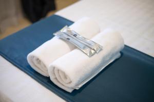 Una pila de toallas con una navaja encima en 4BR house MRT subway 250m Chatujak Market wi-fi, en Bangkok 105 fotos más