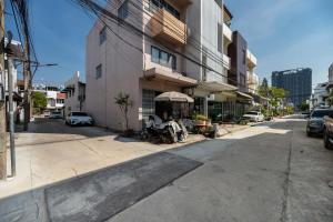 una calle vacía con un edificio y un paraguas en 4BR house MRT subway 250m Chatujak Market wi-fi, en Bangkok