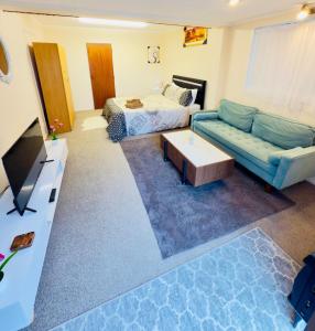 Μια τηλεόραση ή/και κέντρο ψυχαγωγίας στο Two Bedroom Airport Flat Free Wi-Fi Parking Peaceful Stay